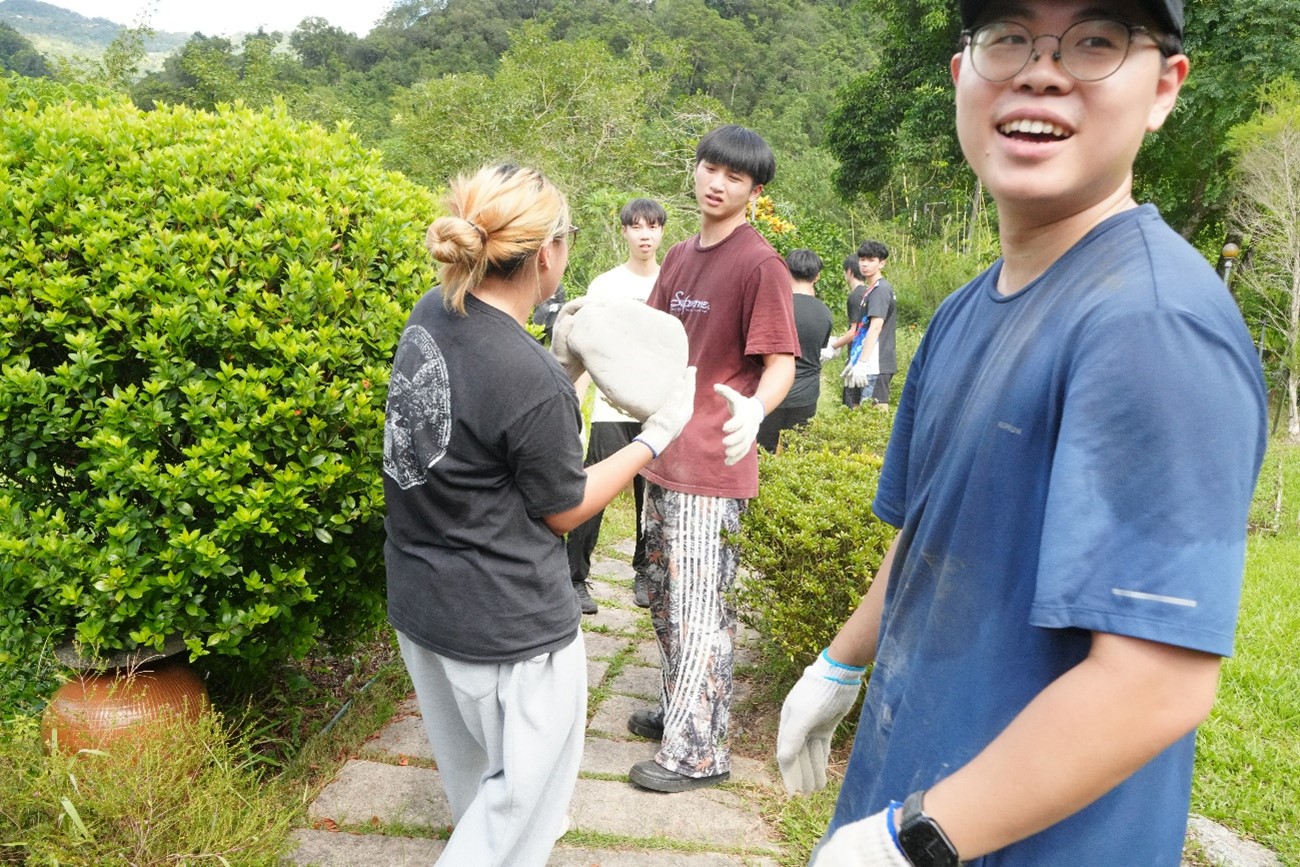 運休學程與石碇螢火蟲公益書屋合作淨山活動,推動永續發展目標SDGs 運休學程與石碇螢火蟲公益書屋合作淨山活動,推動永續發展目標SDGs