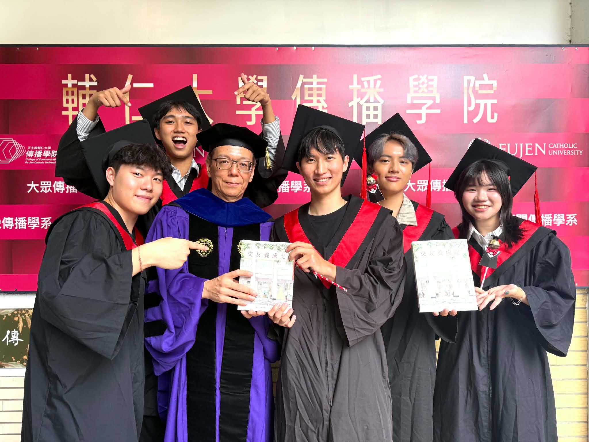 《文友養成記》跨世代校友說同一棟樓故事！ 輔大傳播學院贈畢業生新書