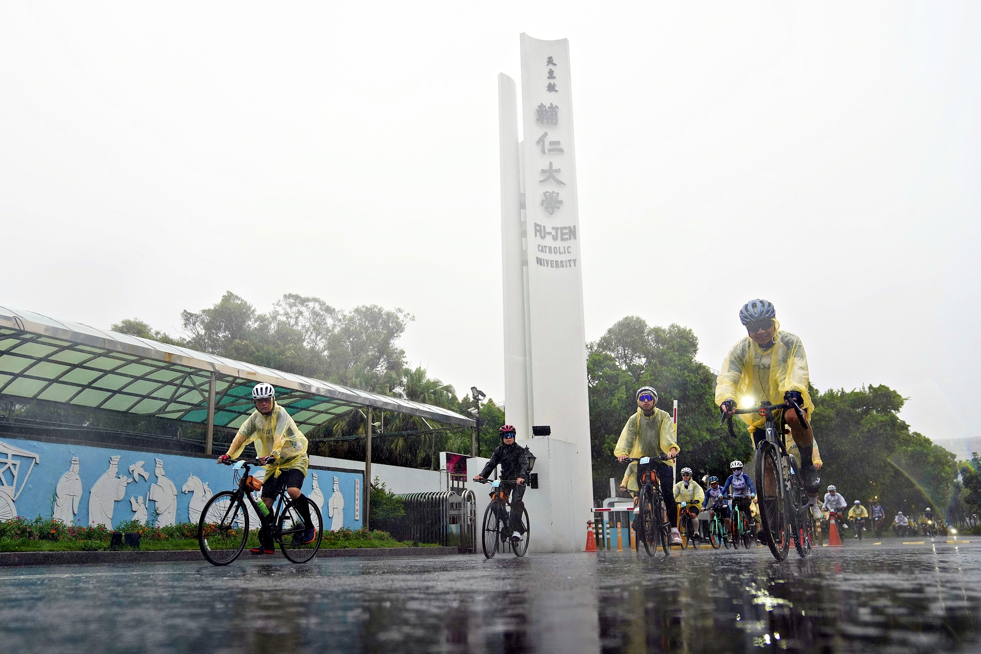 「創世輔仁 運產啟程」輔仁大學第17屆鐵馬環台雨中騎行