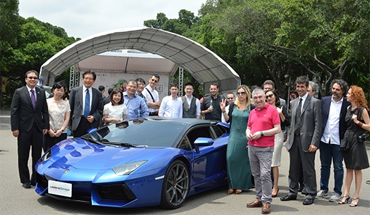 義文週盛大舉辦 藍寶堅尼跑車助陣